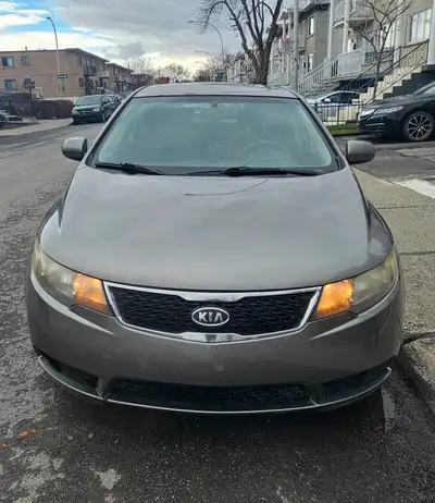 Voiture avec extérieur endommagé à vendre. Une des portes s'ouvre à moitié ( porte arrière côté cond...