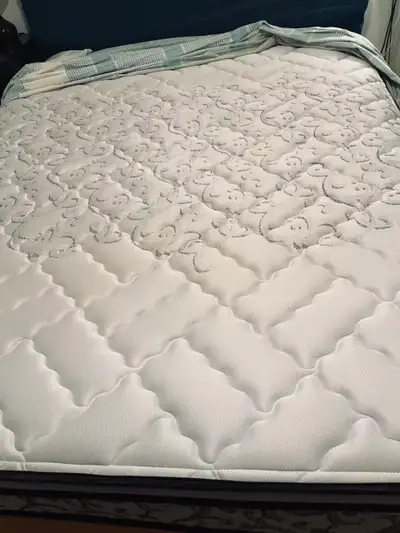 Queen size Mattress / Matelas Queen size, View more