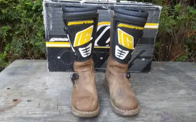 Very nice shape, size euro 39 which is around 7 or 7.5 usa. Come try them on. Call 289 921 1928