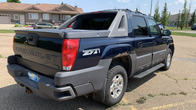 2004 Chevrolet Avalanche Z71 in Cars & Trucks in Edmonton - Image 3
