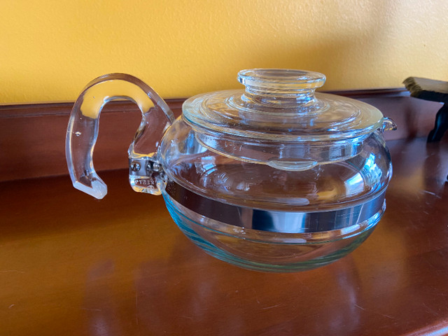Vintage MCM Pyrex Flameware 6 Cup Teapot Clear Glass Made In USA in Arts & Collectibles in Oshawa / Durham Region - Image 4