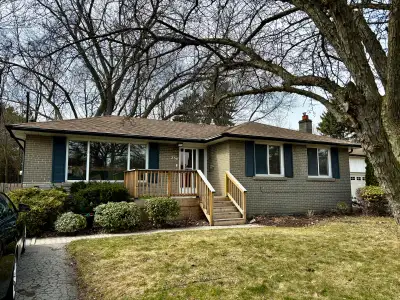 Fabulous SW Oakville location (Third Ln & Lakeshore) Available June 1st 1 year lease $3295 plus util...
