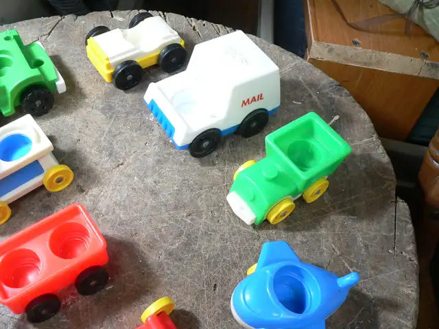 lot de 11 véhicules vintage fisher price # 10716 in Arts & Collectibles in Lanaudière - Image 4