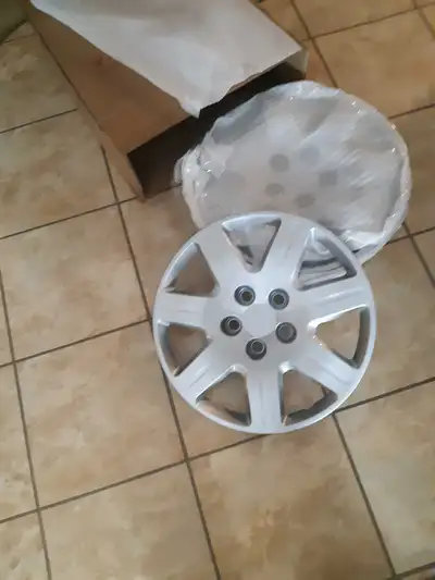 1 ensemble de 4 enjoliveurs de 16 pouces Neuf, encore dans sa boîte. Seulement 45$.