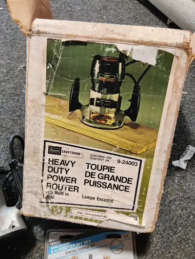 Selling Craftsman Heavy Duty Power Router, model 9-24003, has a built-in light for better visibility...