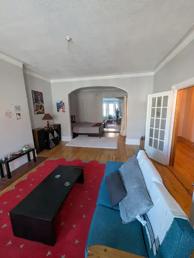 Anglais à suivre/ English to follow: Grande chambre à sous-louer dans un appartement spacieux et lum...