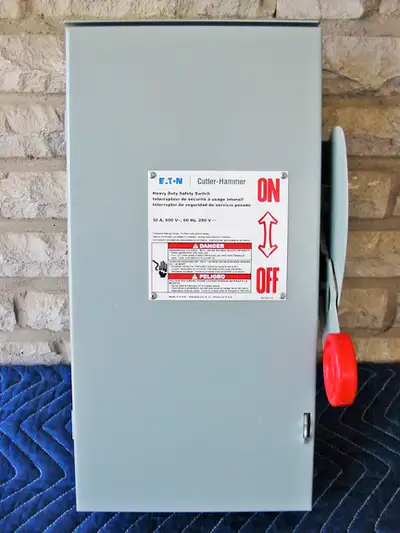 Up for sale is a NEW EATON CUTLER-HAMMER 3HD361, 30 AMP, 3 PHASE, 600 VAC MAX., NEMA 3R INDOOR/OUTDO...