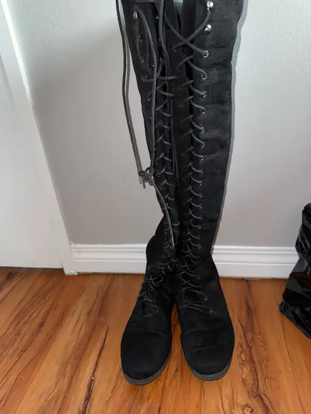 Women’s Boots in Women's - Shoes in Calgary - Image 3