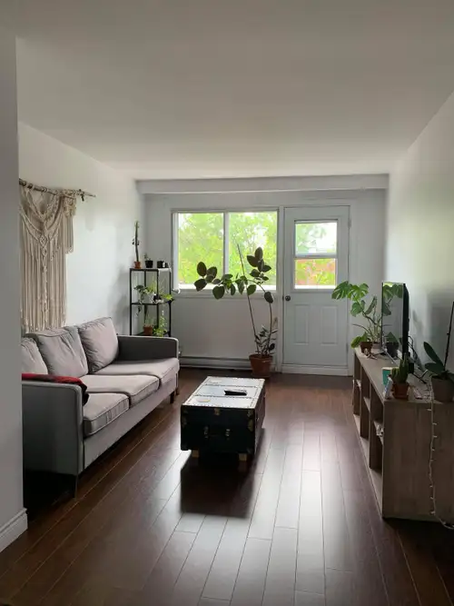 Locataires: 5 mins metro jean talon lign orange et blue, 5 mins a pied a la plaza st. Hubert, 15 min...