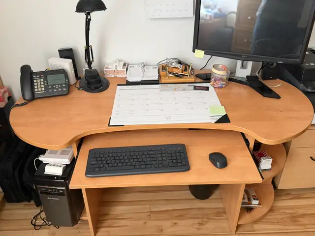 Computer Desk in Desks in Delta/Surrey/Langley - Image 2
