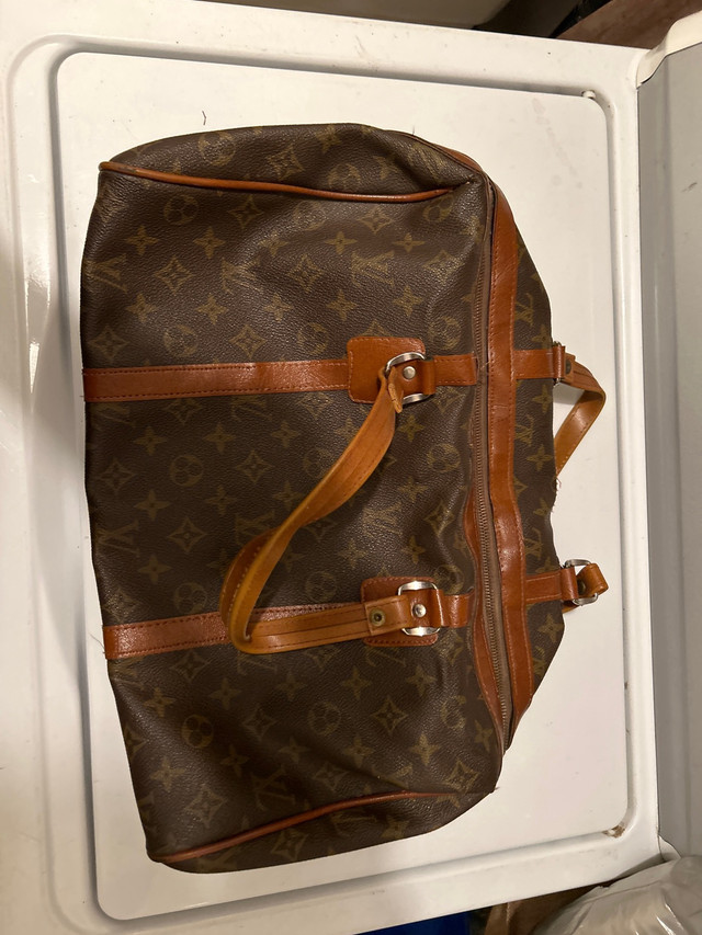  Louis Vuitton purse in Women's - Bags & Wallets in Vancouver