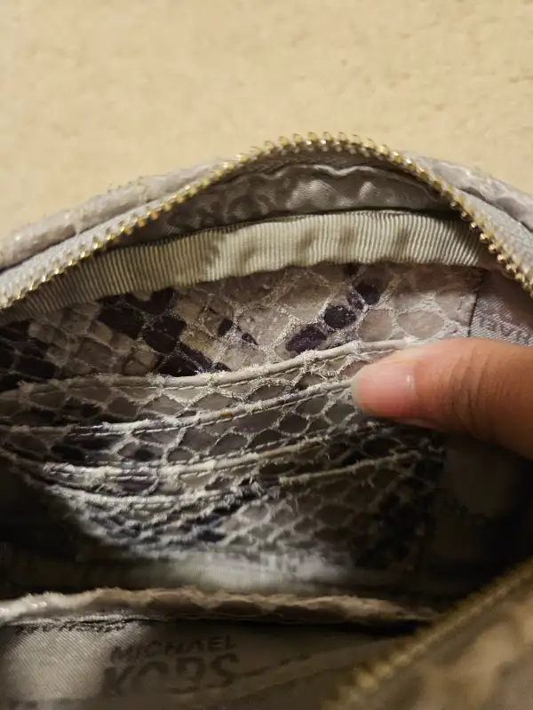 Michael Kors Crossbody Bag Women in Women's - Bags & Wallets in Markham / York Region - Image 7