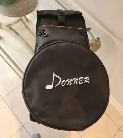 Keep your drum secure and portable with this black Donner drum bag, which is in good pre-owned condi...