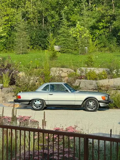 This is the 560SL you want! Within the last year there has been a lot work done to it, listed below....