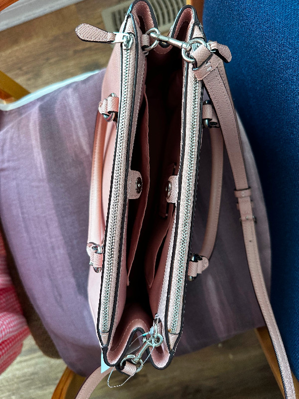 Coach purse in Women's - Bags & Wallets in Oakville / Halton Region - Image 2