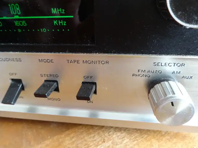 Sansui 200 Vintage Solid-State AM/FM Stereo Tuner Amplifier in Stereo Systems & Home Theatre in Markham / York Region - Image 6