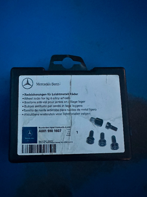 Boulons anti-vol pour jantes Mercedes benz C43 AMG in Tires & Rims in Gatineau