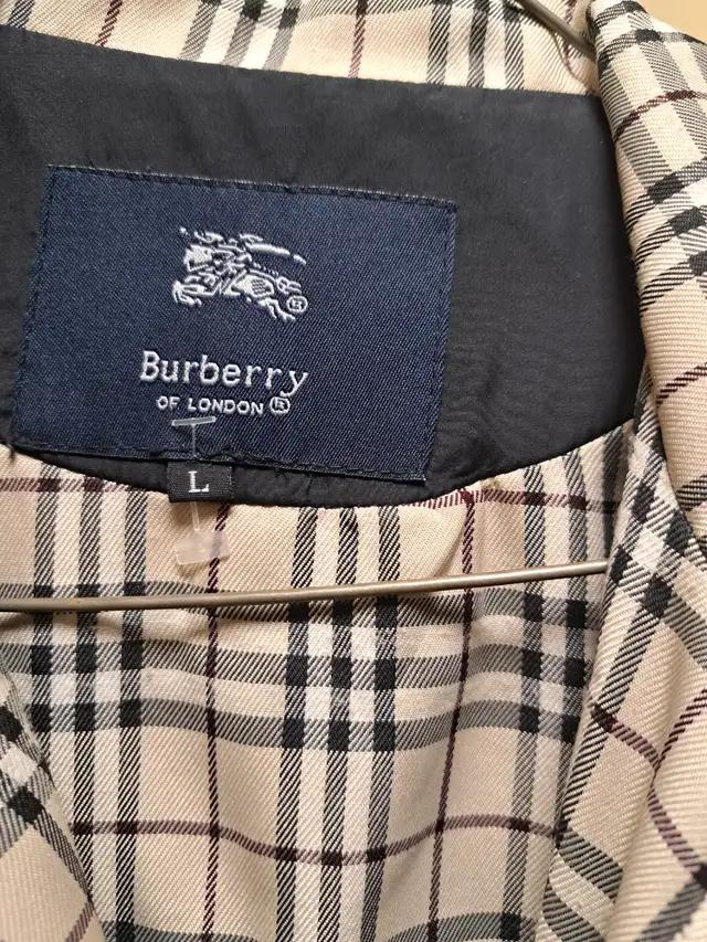 Burberry London Jacket Coat Full Zip Belted Water Resistant in Women's - Tops & Outerwear in City of Toronto - Image 6
