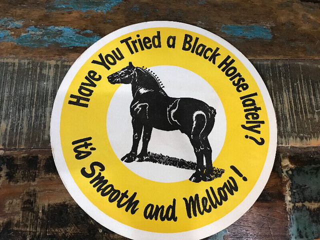 2 VINTAGE BLACK HORSE ALE / DAWES LEO BEER TRAYS +  PAPER LINER in Arts & Collectibles in Mississauga / Peel Region - Image 3