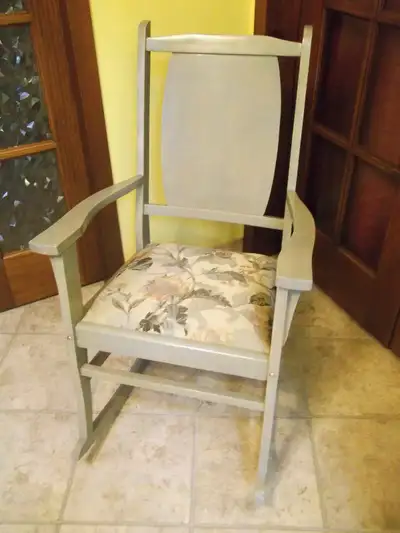 Chaise berçante restaurée., View more
