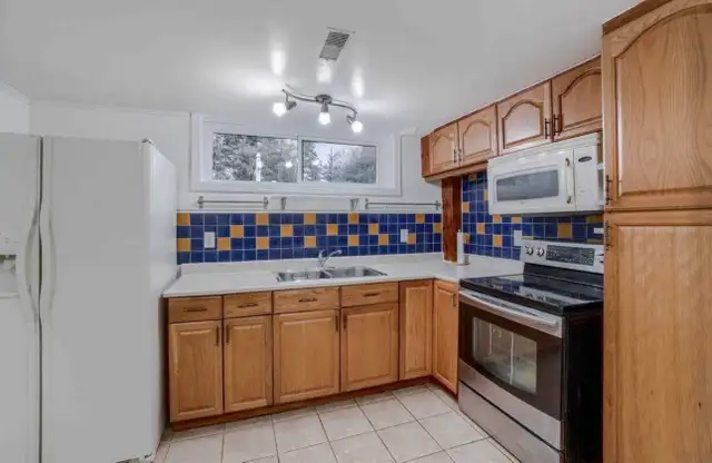 Room Large for rent for couple in Room Rentals & Roommates in City of Toronto - Image 4