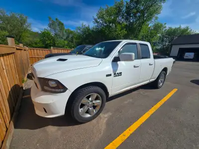 Solid truck, good on gas long rear gear, burns 13L/100km avg. 5.7 hemi, has a BAD exhaust manifold g...