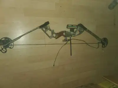 This PSE Pro Series compound bow is perfect for hunting or target practice and is in good condition,...