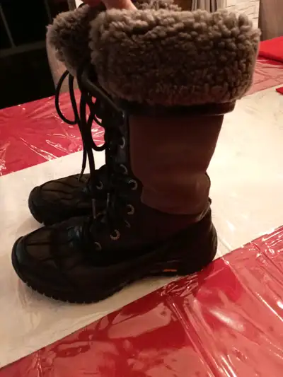 Bottes grises UGG grandeur 6 US pour l' hiver. Le haut des bottes peuvent-êtres portés roulés et dér...