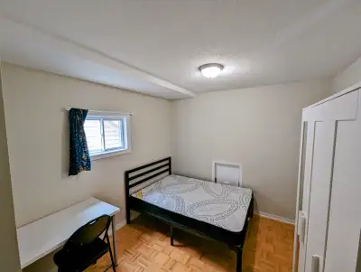 York Univerisity quite room for rent - female only- Steptember 1