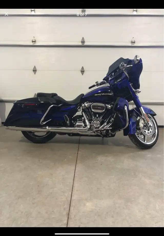 Harley-Davidson CVO StreetGlide (9,400 kms) in Sport Touring in Ottawa - Image 2