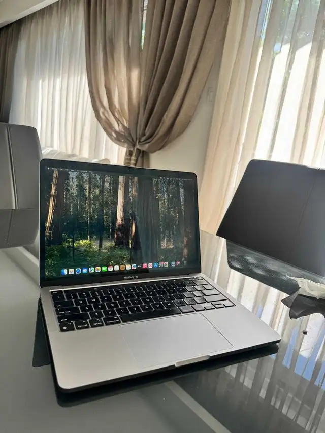 (2022)-Touch Bar-Excellent Condition in Laptops in City of Montréal - Image 2