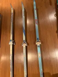 Plusieurs paires de skis de fond