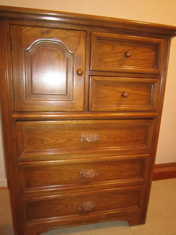 Oak Chest of Drawers in Dressers & Wardrobes in City of Toronto - Image 2