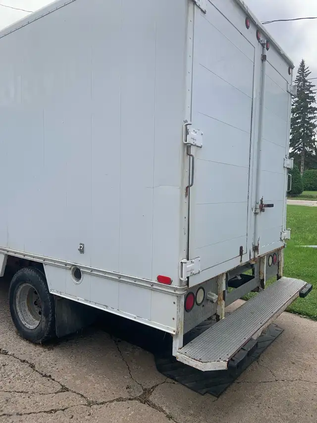 1998 Ford E350 cube van595518104588800002