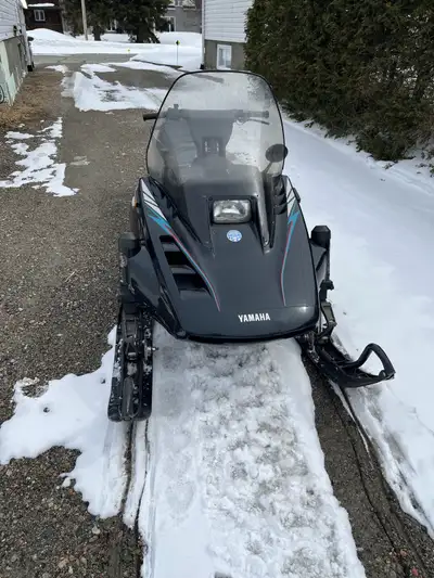 Motoneige Yamaha venture 480 LT 151" de long avec crampon 1"3/4 en bonne condition prix négociable