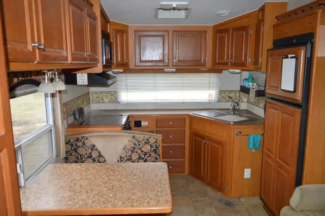 2008 Triple E Topaz Touring Edition F251SF in Travel Trailers & Campers in Regina - Image 4