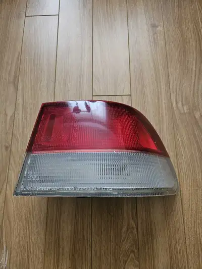 RH TAILLAMP LENS/HOUSING; 2DR COUPE; BODY MOUNTED; CIVIC 99-00 OUTER TAIL LIGHT LAMP OEM see picture...