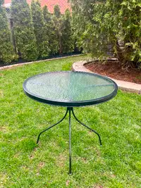 ROUND OUTDOOR PATIO TABLE