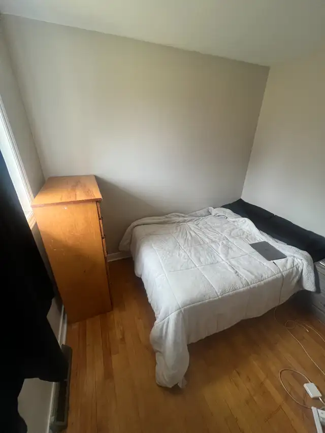 Unfurnished room for lease takeover
