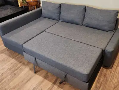 Ce canapé d'angle IKEA gris avec lit gigogne est en bon état. La mousse, les ressorts et la housse s...