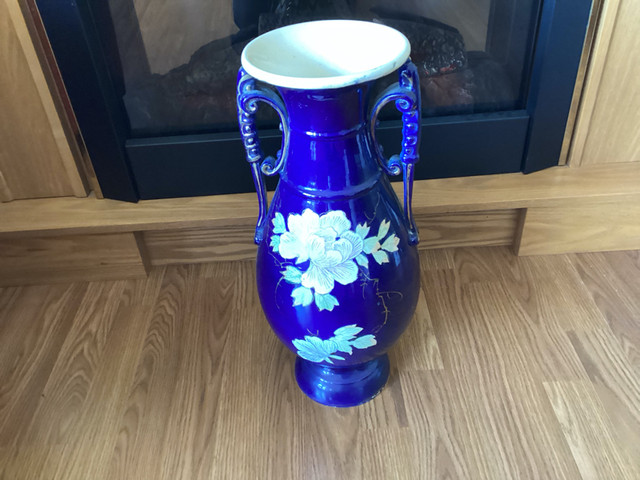 Handpainted Vase in Home Décor & Accents in City of Halifax - Image 2