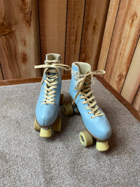 (New) Size 11 roller skates, + carrying strap + protective gear