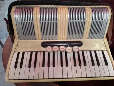 Rare Scandalli Operetta 96 or Fonetto V Family Accordion, View more
