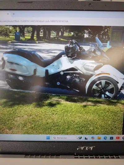 Moto 3 roues 42000km couleur blanc et noir, valises, semi-automatique, bien entretenue négociable