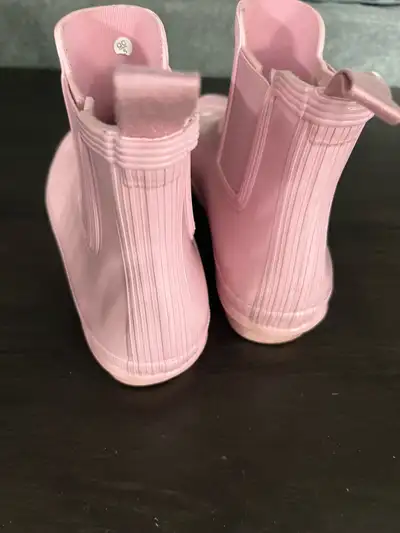 Women’s size 11 pink Hunter ankle rain boots. Perfect for rainy days! Pick up only. Closest intersec...