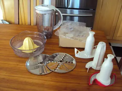 L'ensemble comprend un bol de mélangeur avec lames, un presse-agrume, une râpe à parmesan, un coupe-...