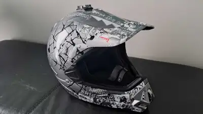 XL helmet, Silver in color, comes with soft carry case, and has removeable Go Pro camera mount on to...