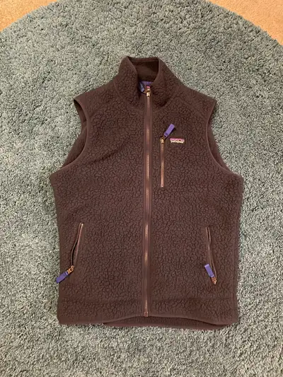 Used men’s large dark blue Patagonia Retro Pile fleece vest in good shape. Back has an embroidered p...