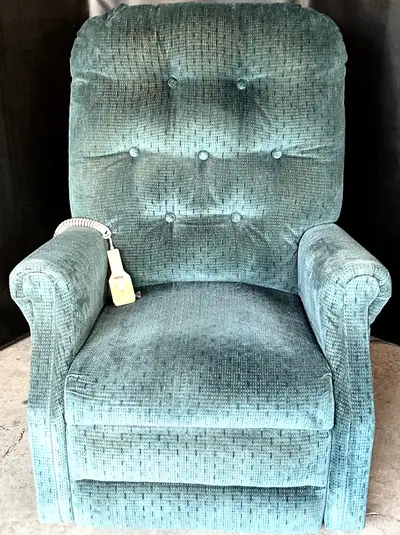 Aubaine: 200$ Fauteuil auto souleveur d'excellente qualité. En très bon état.