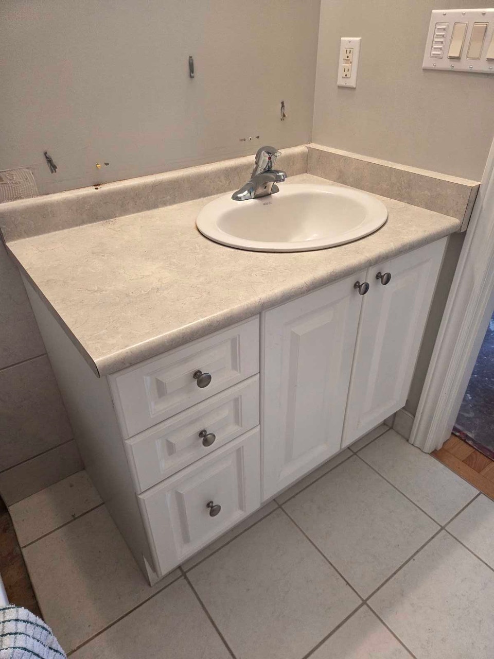 White vanity with drawers 36